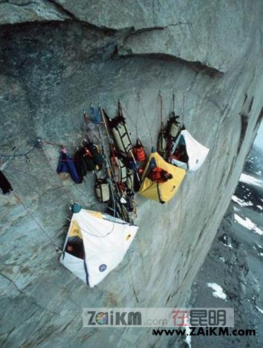 让你看看什么是极限攀岩在悬崖峭壁睡觉生活[图2]